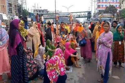 দীর্ঘ সময় সড়কে শ্রমিকদের অবস্থান তীব্র যানজটে ভোগান্তি