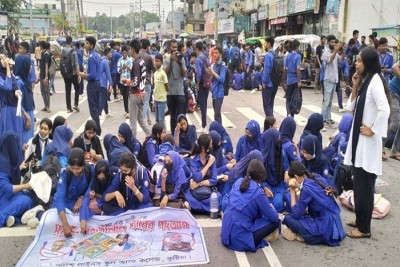 কুষ্টিয়ায় শিক্ষকের পদত্যাগ দাবিতে সড়ক অবরোধ