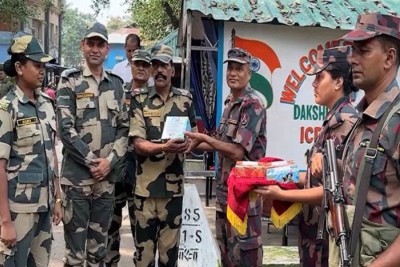 দুর্গাপূজা উপলক্ষ্যে হিলি সীমান্তে বিএসএফকে মিষ্টি উপহার বিজিবি’র