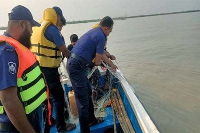 ইলিশ শিকার করার অপরাধে লক্ষ্মীপুরের মেঘনায় অভিযান : আটক ৬