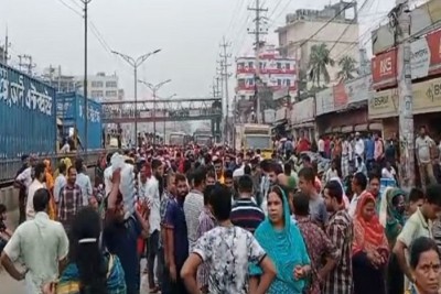 আশুলিয়ায় শ্রমিকদের মহাসড়ক অবরোধ যানজটে নাকাল মানুষ