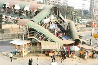 নারায়ণগঞ্জ : সড়ক পার হয়ে উঠতে হয় ফুটওভার ব্রিজে