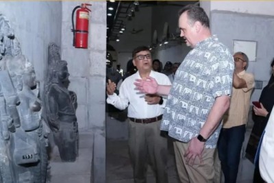 রাজশাহীতে বরেন্দ্র গবেষণা জাদুঘর পরিদর্শনে মার্কিন রাষ্ট্রদূত