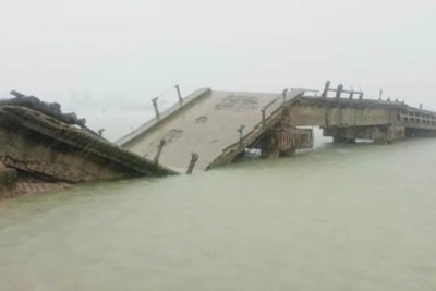 টানা বর্ষণে কুতুবদিয়ায় ধসে গেছে সেতু