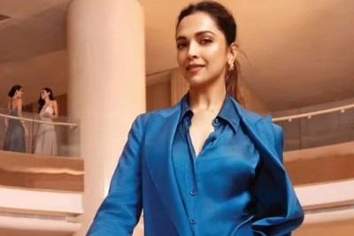 বেবি বাম্পে নজর কাড়লেন দীপিকা