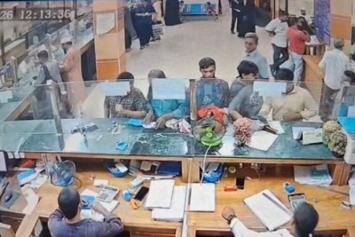সোনালী ব্যাংক থেকে টাকা নিয়ে পালাল চোরচক্র