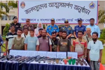 ‎সুন্দরবনের ‘নানা ভাই’ বাহিনীর প্রধানসহ ১২ জনের আত্মসমর্পণ