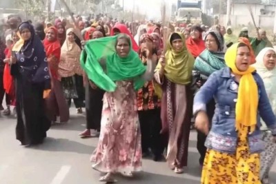 কুষ্টিয়ায় আমীর হামজার বিরুদ্ধে মহিলা দলের ঝাড়ু মিছিল
