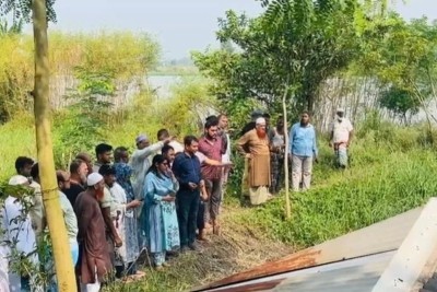 ধলেশ্বরী নদীর ভাঙন পরিদর্শনে ইউএনও জিও ব্যাগ ফেলে ভাঙন রোধের আশ্বাস