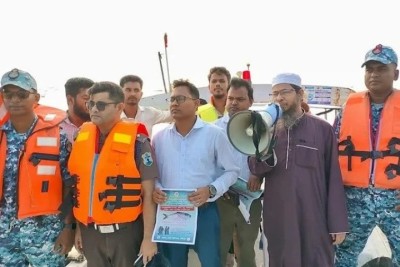 চাঁদপুরে সরকারি নিষেধাজ্ঞা সফল ও জেলেদের সচেতন করতে নৌপথসভা