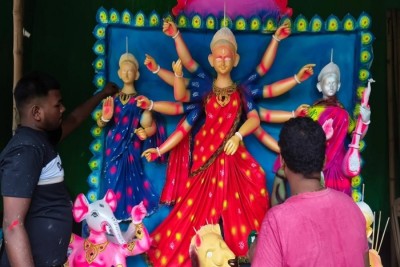 চাঁপাইনবাবগঞ্জে ১৬৪ মণ্ডপে চলছে দুর্গাপূজার প্রস্তুতি