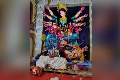 বগুড়ায় দুর্গা প্রতিমা দেখতে ভিড়