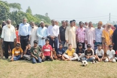 সিরাজদিখানে শিশুদের খেলার মাঠ রক্ষায়  গ্রামবাসীর মানববন্ধন