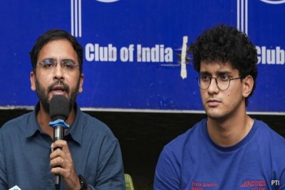 ভারতে ‘ককরোচ জনতা পার্টি’র দুই নেতার আটকাদেশ আরও দুই দিন বাড়ল