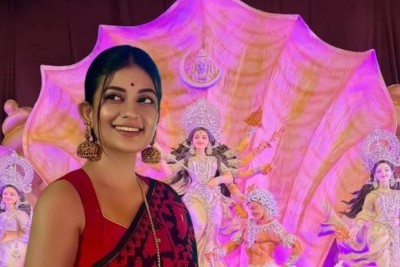 পূজার আনন্দে মেতে উঠেছেন মন্দিরা